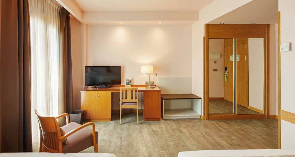 Habitación superior con 2 camas individuales del hotel Sercotel Alcalá 611. Foto 7