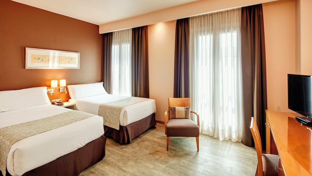 Habitación superior con 2 camas individuales del hotel Sercotel Alcalá 611. Foto 9
