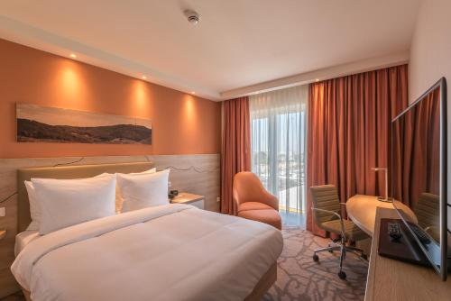 Habitación con cama grande del hotel Hampton By Hilton Freiburg