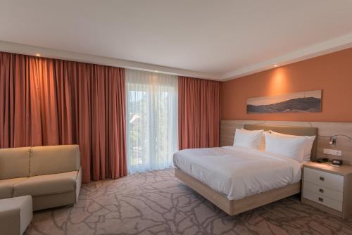 Habitación con cama grande del hotel Hampton By Hilton Freiburg. Foto 2