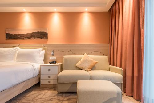Habitación con sofá cama - 1 cama grande del hotel Hampton By Hilton Freiburg. Foto 4