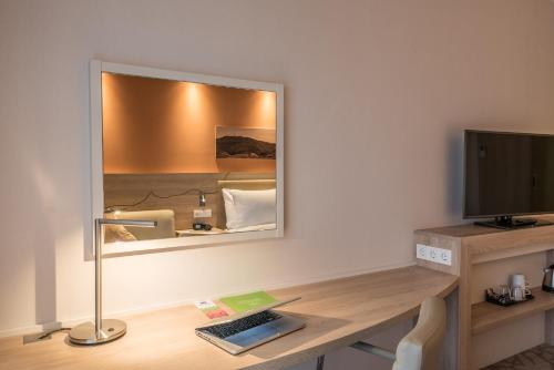 Habitación con sofá cama - 1 cama grande del hotel Hampton By Hilton Freiburg. Foto 5