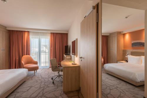 Habitación con cama grande adaptada para personas de movilidad reducida del hotel Hampton By Hilton Freiburg. Foto 2