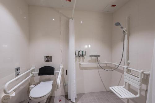 Habitación con cama grande adaptada para personas de movilidad reducida del hotel Hampton By Hilton Freiburg. Foto 4