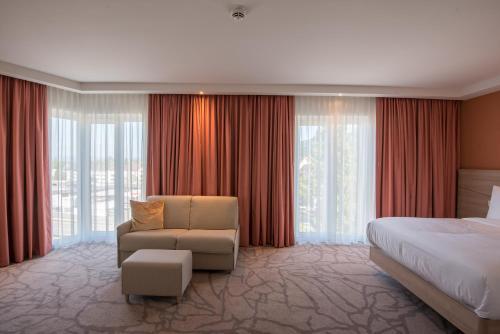 Habitación esquinera con cama doble del hotel Hampton By Hilton Freiburg. Foto 4