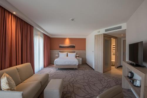 Habitación esquinera con cama doble del hotel Hampton By Hilton Freiburg. Foto 5