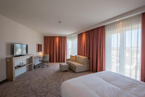 Habitación esquinera con cama doble del hotel Hampton By Hilton Freiburg. Foto 6