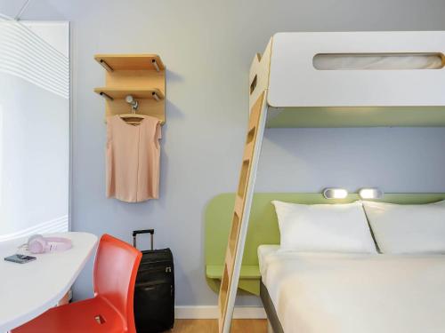 HABITACIÓN ESTÁNDAR CON CAMA DOBLE Y CAMAS APILADAS del hotel Ibis Budget Bamberg. Foto 1