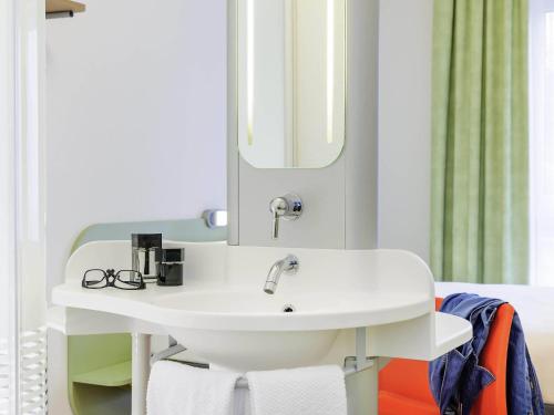 HABITACIÓN ESTÁNDAR CON CAMA DOBLE Y CAMAS APILADAS del hotel Ibis Budget Bamberg. Foto 2