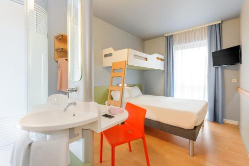HABITACIÓN ESTÁNDAR CON CAMA DOBLE Y CAMAS APILADAS del hotel Ibis Budget Bamberg. Foto 6