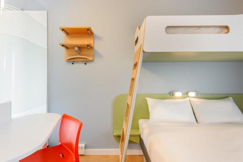 HABITACIÓN ESTÁNDAR CON CAMA DOBLE Y CAMAS APILADAS del hotel Ibis Budget Bamberg. Foto 7