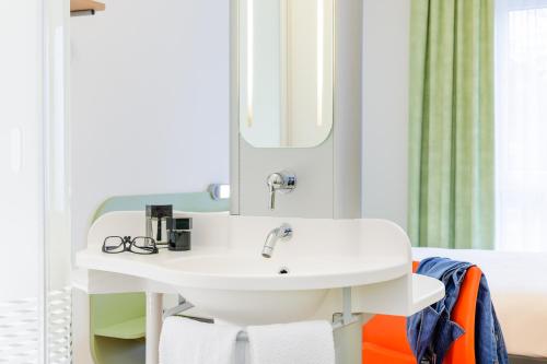 HABITACIÓN ESTÁNDAR CON CAMA DOBLE Y CAMAS APILADAS del hotel Ibis Budget Bamberg. Foto 8