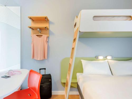 HABITACIÓN ESTÁNDAR CON CAMA DOBLE Y CAMAS APILADAS del hotel Ibis Budget Bamberg. Foto 9