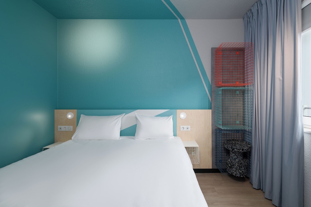 Habitación estándar con cama doble y del hotel Ibis Budget Leipzig City. Foto 1