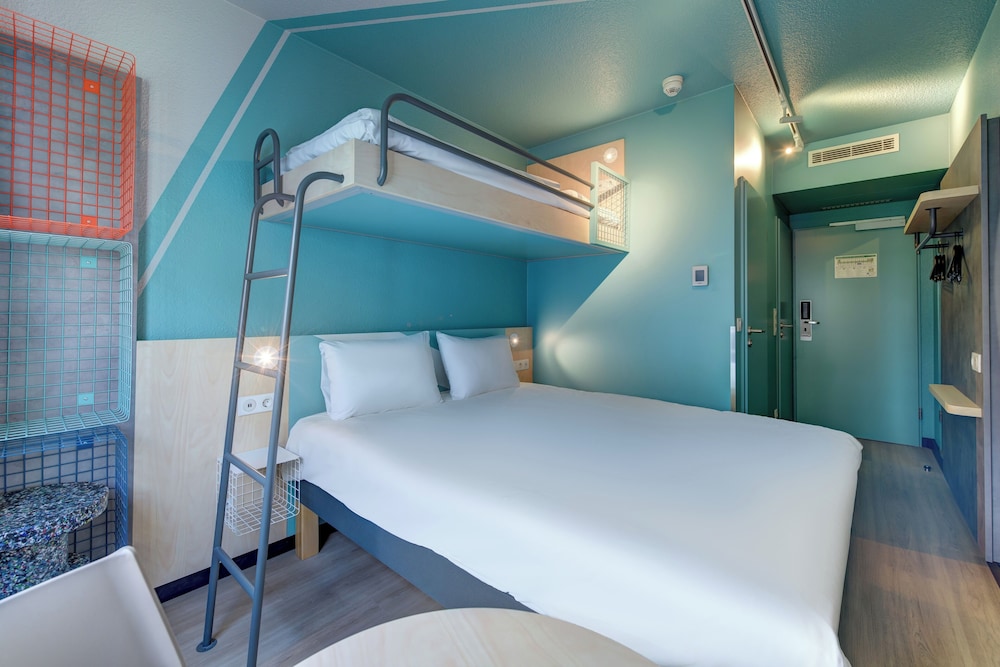 Habitación estándar con cama doble y cama alta del hotel Ibis Budget Leipzig City. Foto 1