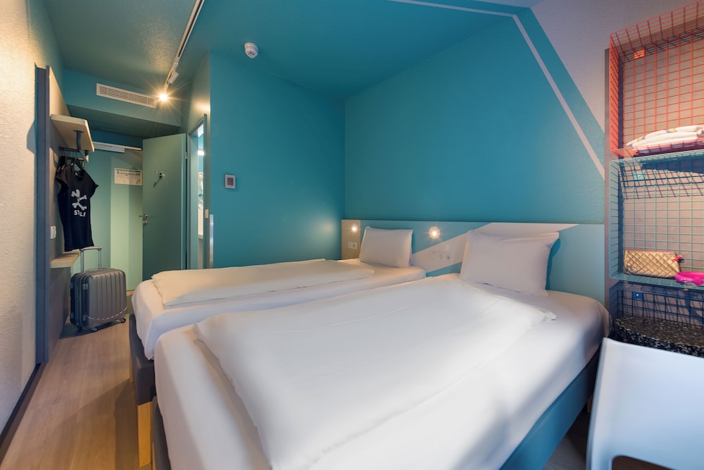 Habitación estándar con cama doble y cama alta del hotel Ibis Budget Leipzig City. Foto 2