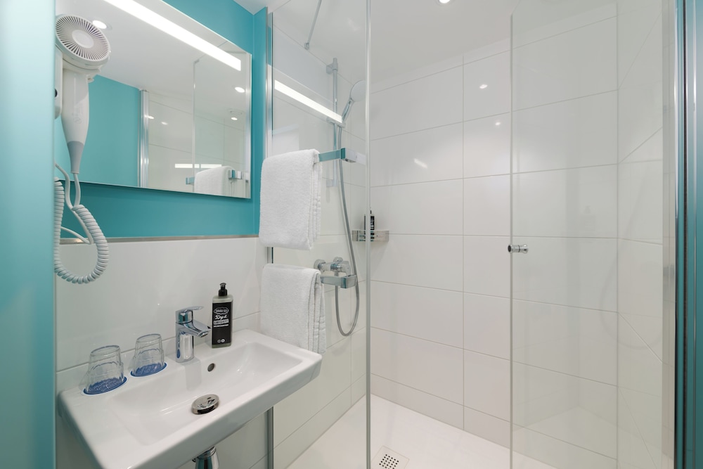 Habitación estándar con cama doble y cama alta del hotel Ibis Budget Leipzig City. Foto 4