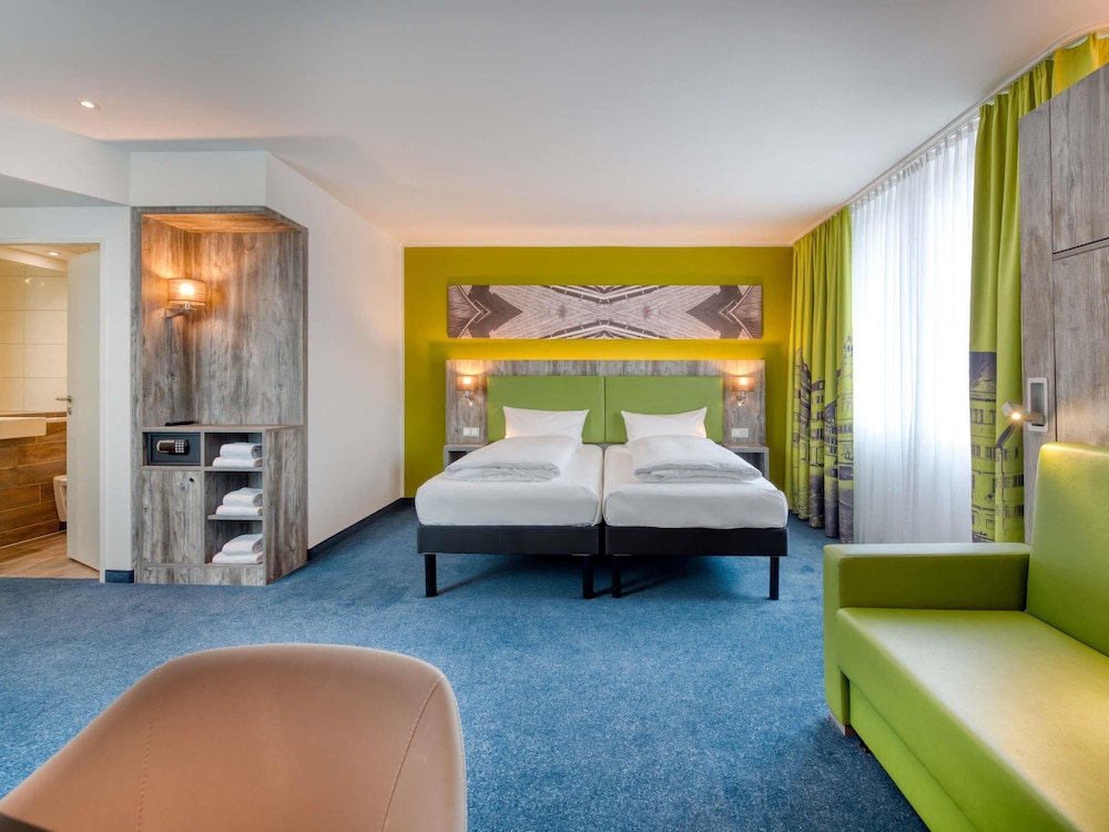 Suite Estándar con 1 cama doble y camas individuales del hotel Ibis Styles Tubingen