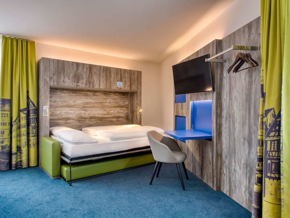 Suite Estándar con 1 cama doble y camas individuales del hotel Ibis Styles Tubingen. Foto 2