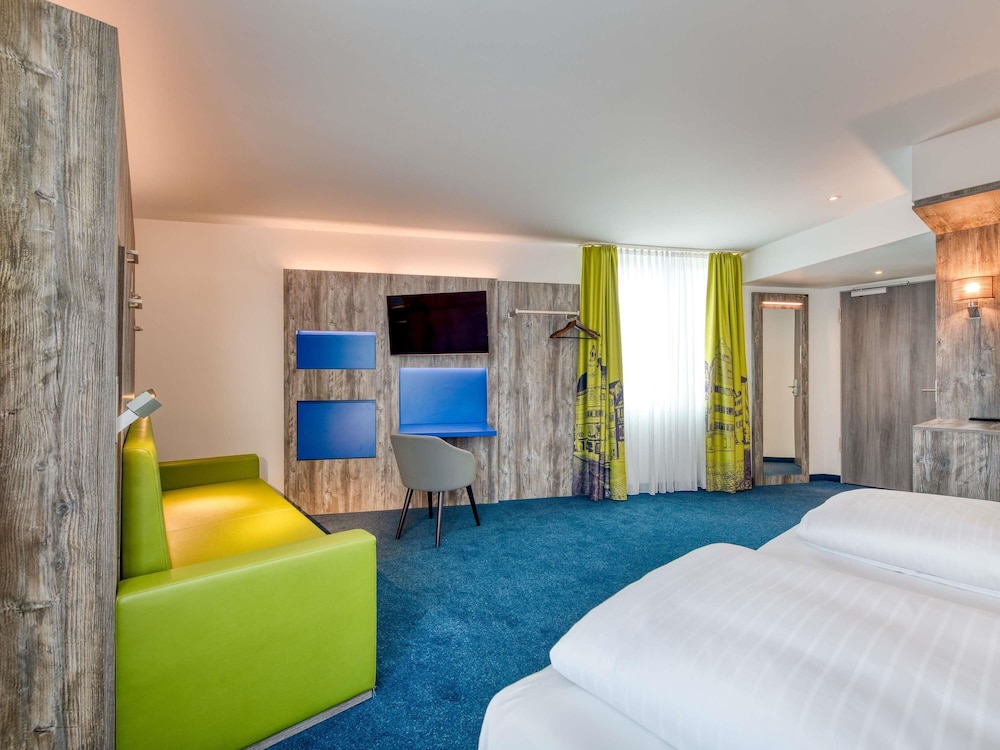 Suite Estándar con 1 cama doble y camas individuales del hotel Ibis Styles Tubingen. Foto 3