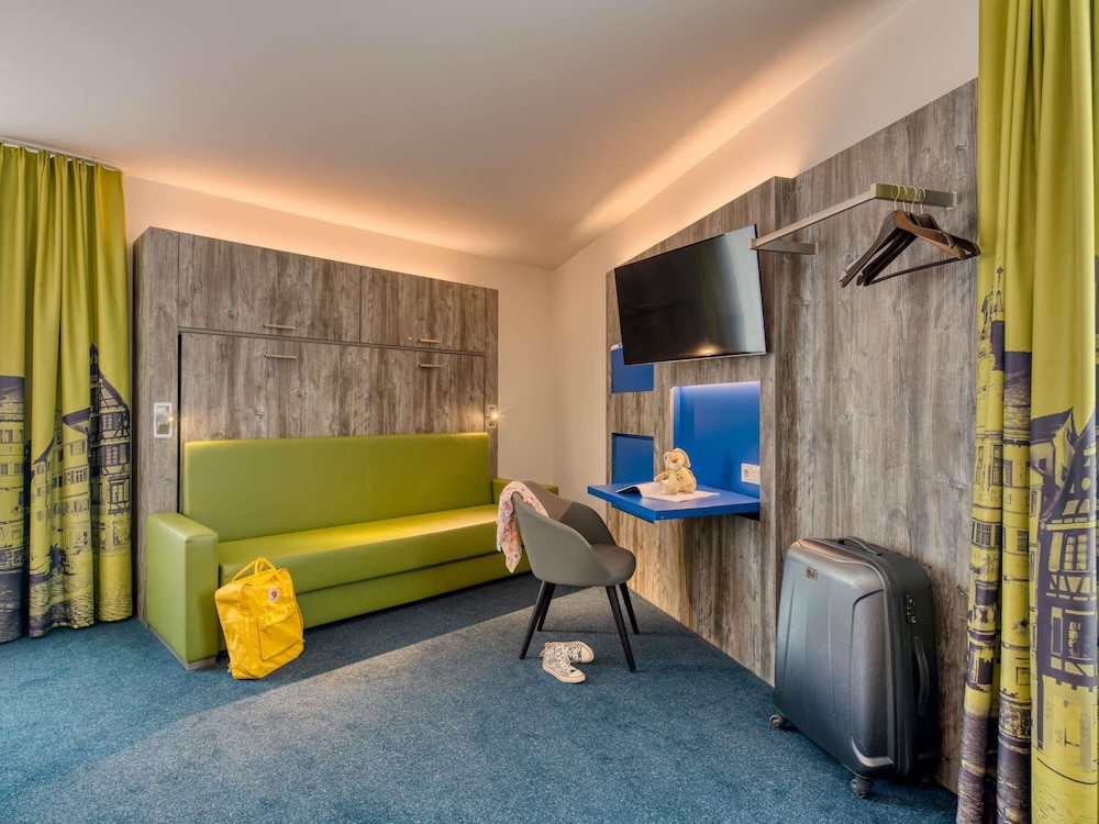 Suite Estándar con 1 cama doble y camas individuales del hotel Ibis Styles Tubingen. Foto 4
