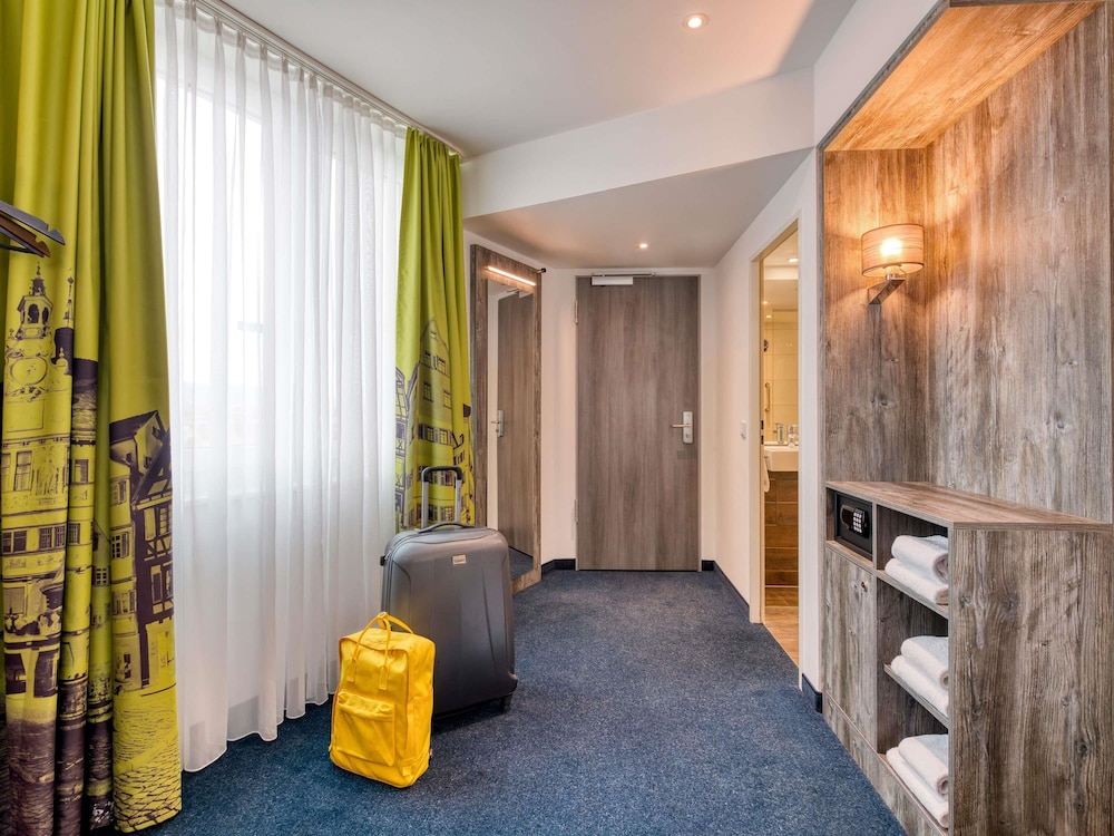 Suite Estándar con 1 cama doble y camas individuales del hotel Ibis Styles Tubingen. Foto 5