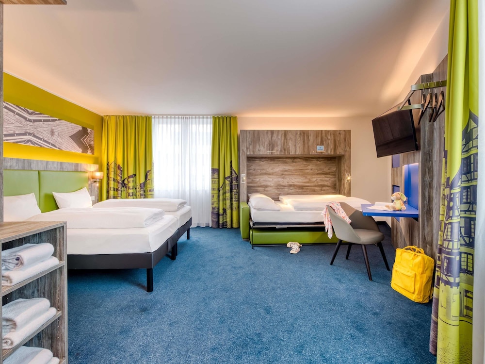Suite Estándar con 1 cama doble y camas individuales del hotel Ibis Styles Tubingen. Foto 6