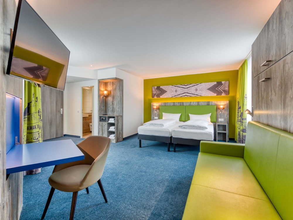 Suite Estándar con 1 cama doble y camas individuales del hotel Ibis Styles Tubingen. Foto 7