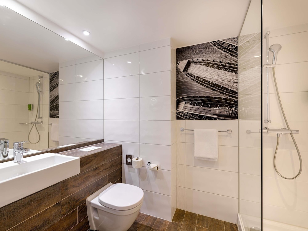 Suite Estándar con 1 cama doble y camas individuales del hotel Ibis Styles Tubingen. Foto 8