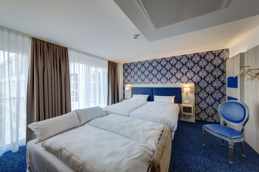 Espacio Todo Confort - Habitación Familiar Confort con 1 cama doble y 1 sofá cama del hotel Ibis Styles Rastatt Baden Baden. Foto 3