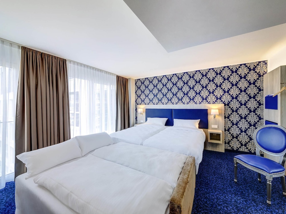 Espacio Todo Confort - Habitación Familiar Confort con 1 cama doble y 1 sofá cama del hotel Ibis Styles Rastatt Baden Baden. Foto 8