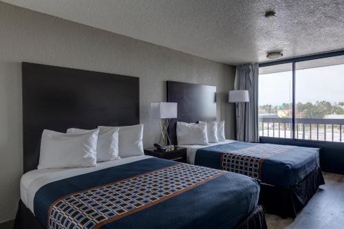 Habitación con 2 camas grandes del hotel Monreale Express International Drive Orlando. Foto 1