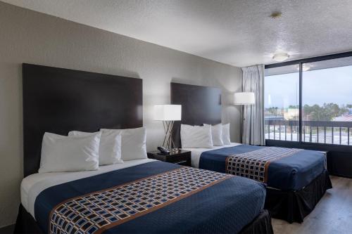 Habitación con 2 camas grandes del hotel Monreale Express International Drive Orlando. Foto 3
