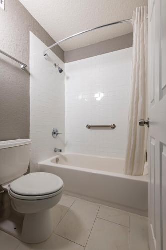 Habitación con 2 camas grandes del hotel Monreale Express International Drive Orlando. Foto 4