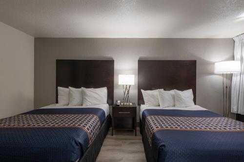 Habitación con 2 camas grandes del hotel Monreale Express International Drive Orlando. Foto 8