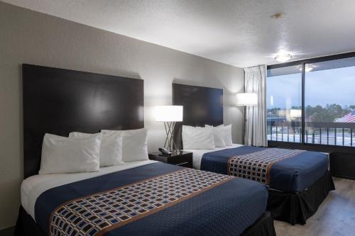 Habitación con 2 camas grandes del hotel Monreale Express International Drive Orlando. Foto 10