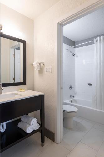 Habitación con 2 camas grandes del hotel Monreale Express International Drive Orlando. Foto 11