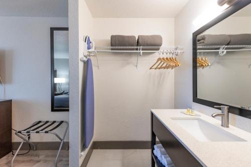 Habitación con cama extragrande. del hotel Monreale Express International Drive Orlando. Foto 4