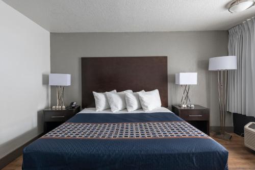 Habitación con cama extragrande. del hotel Monreale Express International Drive Orlando. Foto 8
