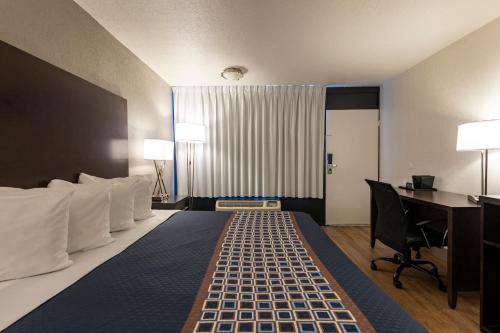 Habitación con cama extragrande - Adaptada para personas de movilidad reducida del hotel Monreale Express International Drive Orlando. Foto 1