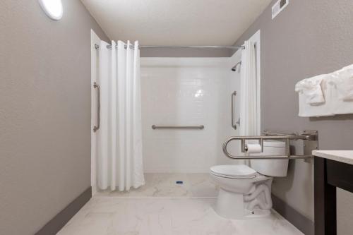 Habitación con cama extragrande - Adaptada para personas de movilidad reducida del hotel Monreale Express International Drive Orlando. Foto 2