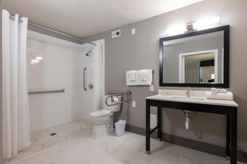 Habitación con cama extragrande - Adaptada para personas de movilidad reducida del hotel Monreale Express International Drive Orlando. Foto 3