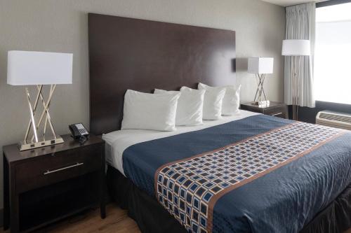 Habitación con cama extragrande - Adaptada para personas de movilidad reducida del hotel Monreale Express International Drive Orlando. Foto 5