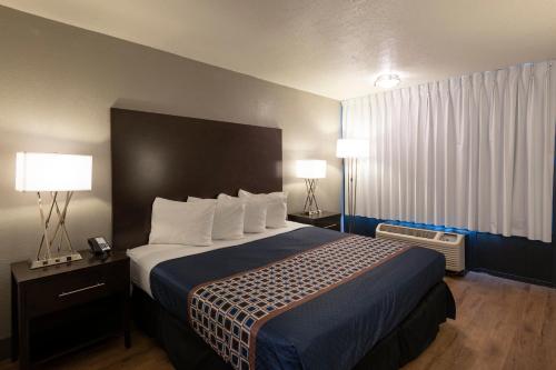 Habitación con cama extragrande - Adaptada para personas de movilidad reducida del hotel Monreale Express International Drive Orlando. Foto 6