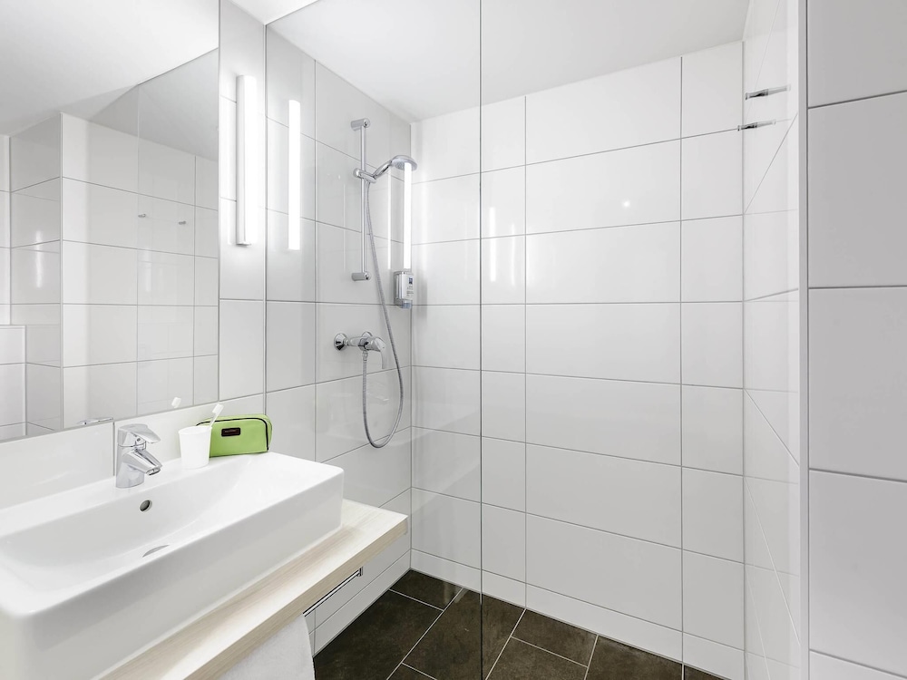 Habitación con 2 camas individuales del hotel Ibis Budget Konstanz. Foto 3