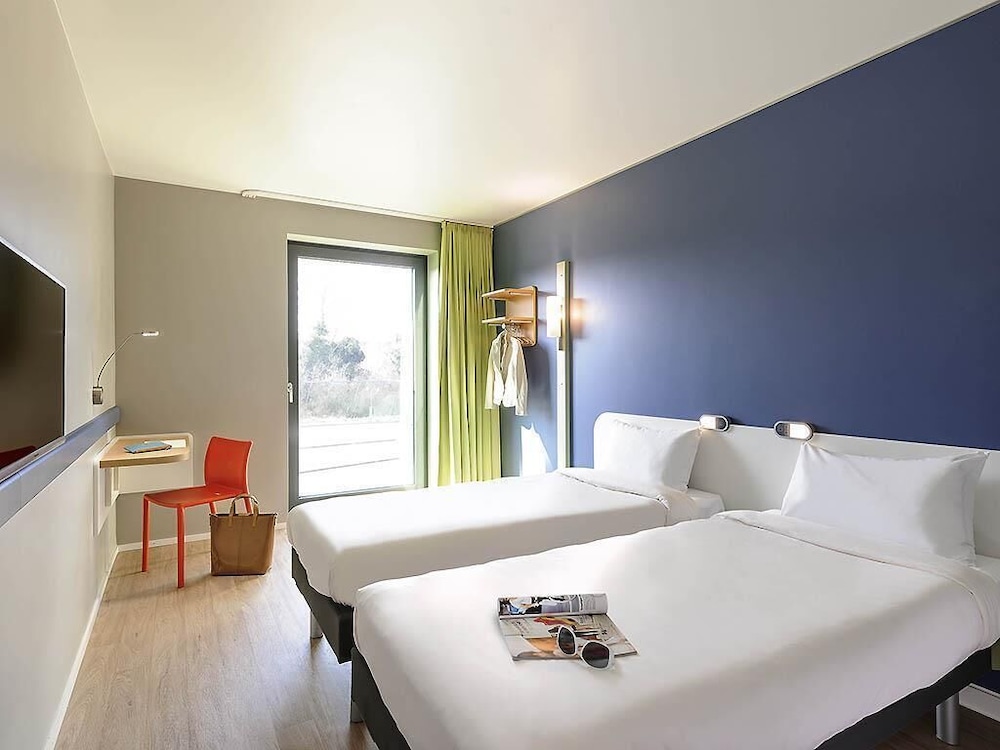 Habitación con 2 camas individuales del hotel Ibis Budget Konstanz. Foto 5