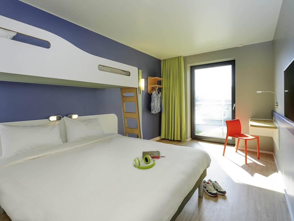 Habitación doble con 1 cama doble y 1 litera del hotel Ibis Budget Konstanz. Foto 3