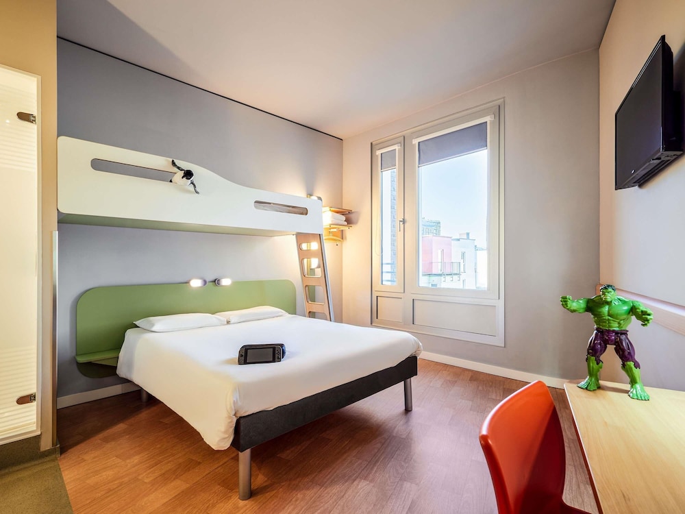 Habitación estándar con cama doble y cama alta del hotel Ibis Budget Frankfurt City Ost. Foto 1