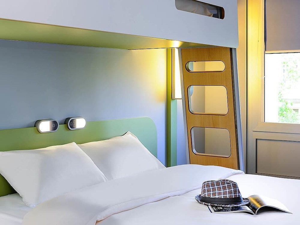 Habitación estándar con cama doble y cama alta del hotel Ibis Budget Frankfurt City Ost. Foto 2