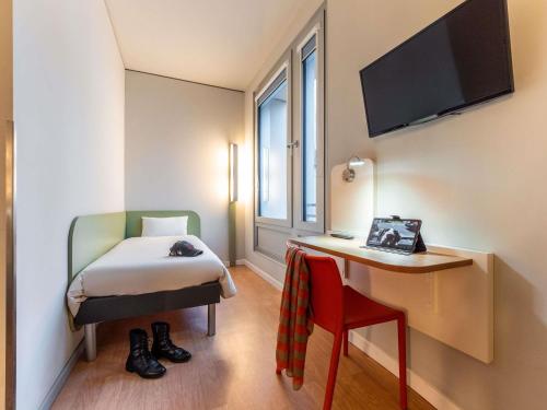 Habitación estándar accesible con cama doble del hotel Ibis Budget Frankfurt City Ost. Foto 1